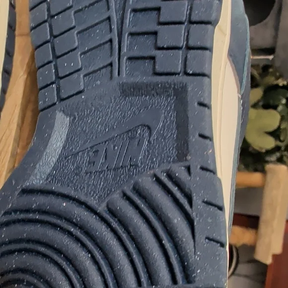 Nike Low-Top Sneakers in Navy and Cream - Picture 4 of 4